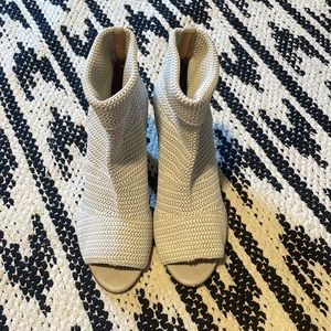 Peep-toe knitted booties
